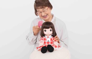 Una empresa de juguetes japonesa ha creado una muñeca con inteligencia artificial (IA) para conversar, mantener activas y aliviar la sensación de aislamiento de las personas de la tercera edad tras el estallido de la pandemia de covid -19.