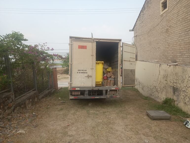 El camión de la empresa recolectora, recogió las basuras el sábado en horas de la tarde del hospital de Fuerte Olimpo.