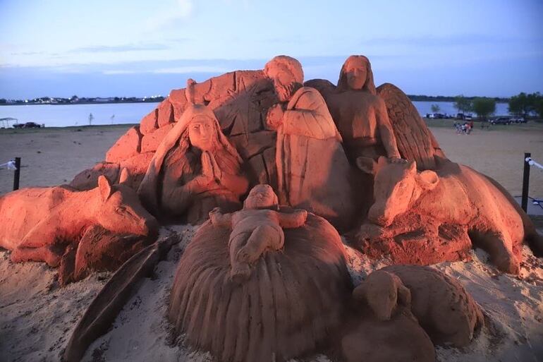 La escultura de arena que es presentada en la Costanera de Asunción.