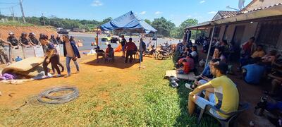 Los Pobladores de Blas Garay se ubicaron al costado de la Ruta Py 02, tras ser dispersados por la policía.