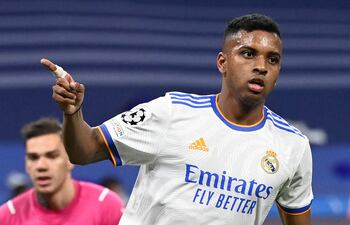 El brasileño Rodrygo festeja el primero de los dos goles que marcó ayer para el Madrid ante Manchester City.