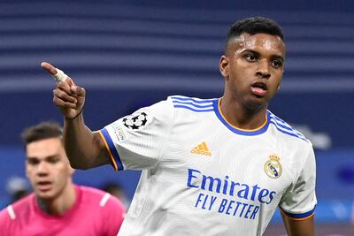 El brasileño Rodrygo festeja el primero de los dos goles que marcó ayer para el Madrid ante Manchester City.