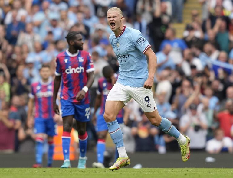 Manchester (United Kingdom), 27/08/2022.- Erling Haaland of Manchester City celebrates after scoring their second goal during the English Premier League soccer match between Manchester City and Crystal Palace in Manchester, Britain, 27 August 2022. (Reino Unido) EFE/EPA/ANDREW YATES EDITORIAL USE ONLY. No use with unauthorized audio, video, data, fixture lists, club/league logos or 'live' services. Online in-match use limited to 120 images, no video emulation. No use in betting, games or single club/league/player publications