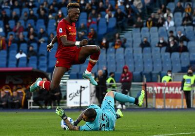 Tammy Abraham, delantero inglés de la Roma, que visita hoy a Napoli. Aquí saltando para evitar un contacto con el arquero   de Salernitana.