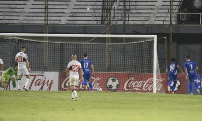 Ayala (#30) ya comienza el festeja del gol del triunfo en Para Uno.