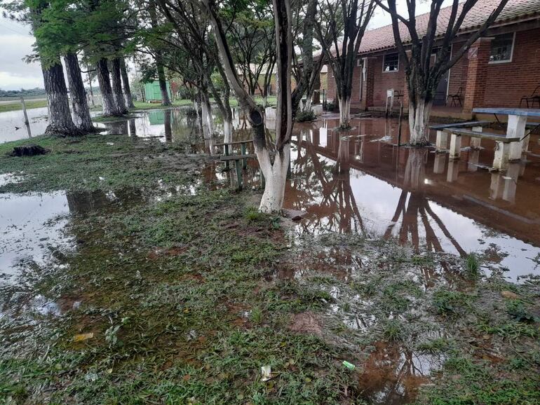 El patio de la institución totalmente anegada por el agua de lluvia.