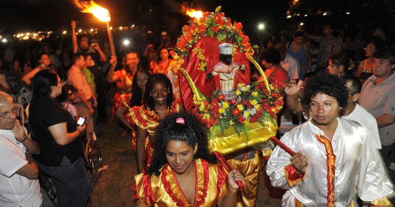 Integrantes del Ballet Kamba Cua, durante la procesión de San Baltasar, que marca el acto central.