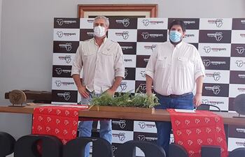 Joaquín Clavell, presidente de Brangus Paraguay; José Chagra, miembro de la Brangus Paraguay.