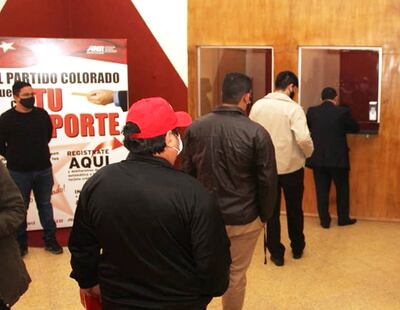 Fila de pago de “aportes partidarios” en la ANR.