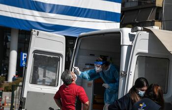 Un hombre se somete a un test rápido de Covid-19 en un suburbio al sur de Atenas, en Grecia.