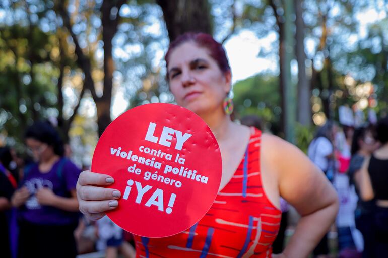 La periodista y escritora argentina Luciana Peker participó de la marcha con motivo del Día Internacional de la Eliminación de la Violencia contra la Mujer hoy, en Asunción.