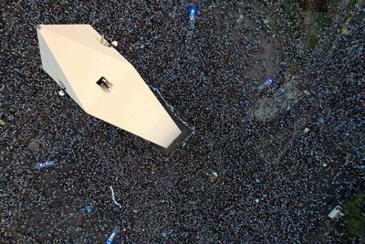 Vista aérea de la celebración de los hinchas de Argentina luego del triunfo de su selección contra Crocia, en las semifinales del Mundial Qatar 2022.