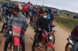 Aglomeración en campaña política, en Cerrito Ñeembucú