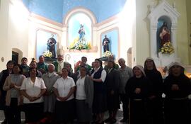 El obispo Gabriel Escobar, al término de la misa en la catedral de Fuerte Olimpo, rodeado de religiosos del Vicariato Apostólico del Chaco.