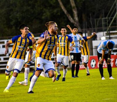 El festejo de Isidro Pitta, que con un bombazo desde fuera del área marcó el gol del triunfo de Luqueño.