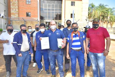 Sindicalistas frente al Palacio de Justicia de Villarrica.