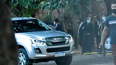 El presidente Mario Abdo (c) sale de la reunión con la cúpula de la Iglesia católica, este jueves.