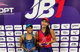 Leyla Brítez y Paulina Franco posan con el trofeo de campeonas.