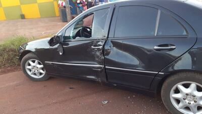 La motocicleta colisionó contra la parte lateral del automóvil.