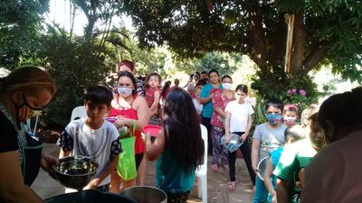 Una multitud retiró su almuerzo por el día de San Cayetano en el barrio Pai Ñu de Ñemby, organizado por la familia Benítez Vallejos.