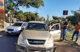 Los policías de la comisaría 6ª se trasladaban en una camioneta de la marca JMC, color champagne, año 2013, chapa N° BUV-259 PY, cuyo conductor Rigoberto Silva Cabrera resultó herido de balas.