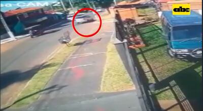 Momento en el cual la conductora intenta esquivar al menor y luego termina subiendo a la vereda y choca contra la madre, quien falleció a raíz de las heridas ocasionadas.