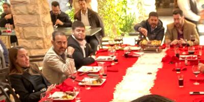 Almuerzo previamente preparado, con mantel rojo, polca colorada, exquisito almuerzo y bebida, además de música en vivo. Se realizó en una casa particular, luego que los concejales opositores apoyaran al candidato de "Nenecho" como presidente de la Junta Municipal.