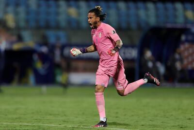 Pedro Gallese, arquero de Perú, celebra uno de los dos goles para su equipo en la victoria 2-1 de anoche sobre Colombia