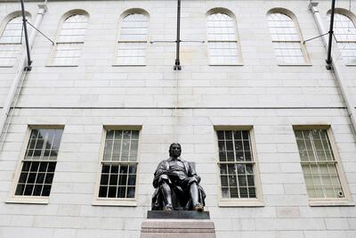 Estatua de John Harvard en el campus de la Universidad de Harvard en Cambridge, Massachusetts.