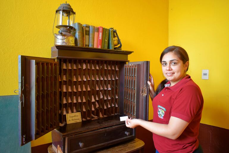La encargada del centro cultural de Félix Pérez Cardozo, Andrea García, exhibe la antigua boletería de la exestación.