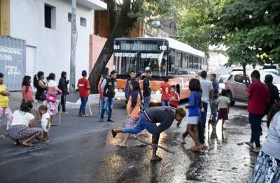 Un grupo de indígenas cerró la calle Fulgencio. R. Moreno ayer.