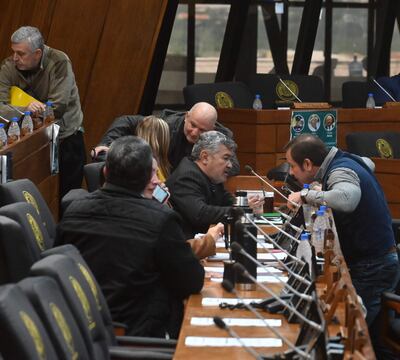 Los diputados Jorge Ávalos Mariño (PLRA) y Eusebio Alvarenga (PLRA) conversan en la sala de sesiones de Diputados.