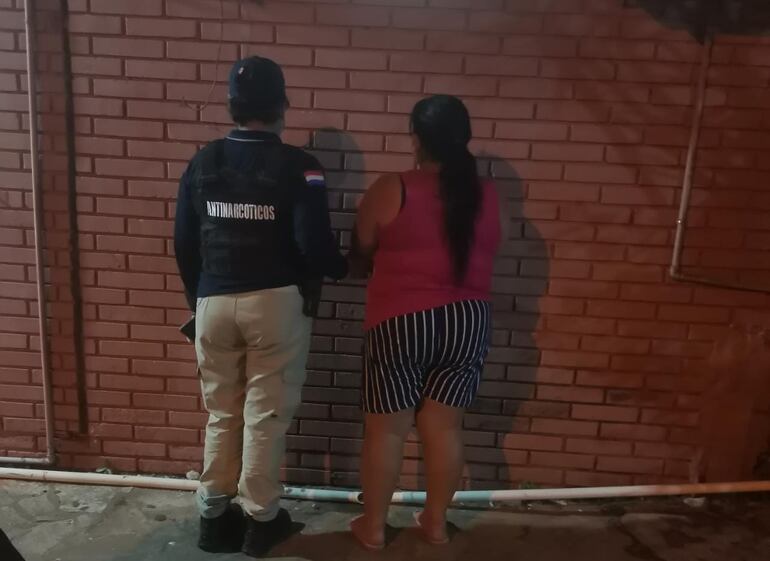 Vidalia Aurora Alegre Villalba, quien reside en la vivienda cateada y cuenta con antecedentes por posesión y comercialización de drogas, fue detenida en el procedimiento.