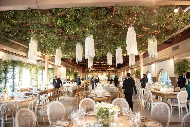 La fiesta fue ampliamente decorada con flores naturales, mucho follaje, luces y otros detalles por El Deposito.