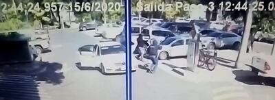Las cámaras de seguridad captaron el momento en que los delincuentes bajan del auto y a punta de armas reducen a las víctimas.