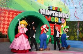 El creador de "Mario Bros." Shigeru Miyamoto (a la izquierda), posa con actores interpretando a sus personajes en la inauguración del "Super Nintendo World" en Universal Studios Hollywood, el pasado viernes.