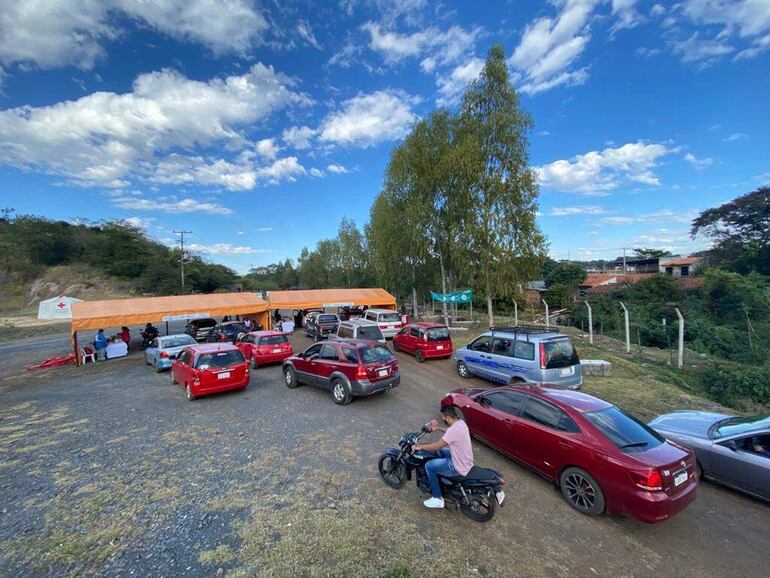 Vacunadores en el Cerro Ñemby recibieron a los interesados en vacunarse.