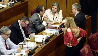 La senadora Lilian Samaniego (centro) dialoga con su colega Juan Darío Monges en la sesión de la víspera en la Cámara de Senadores. Fue ella quien planteó aprobar sobre tablas y logró los votos suficientes.