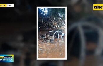 Desarman vehículo arrastrado por raudales