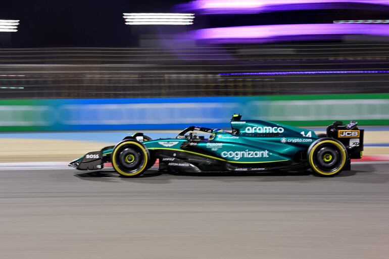 El Aston Martin del español Fernando Alonso durante la segunda sesión de entrenamientos en el Circuito Internacional de Sakhir, sede de la primera fecha del Mundial 2023 de la Fórmula 1.