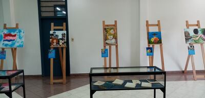 Cuadros de diez artistas locales forman parte de la exposición que se lleva a cabo en la Universidad Católica de Asunción.