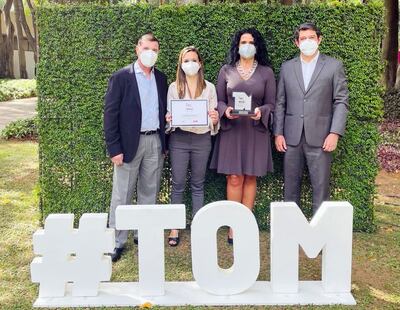 Representantes de Visión Banco recibieron el galardón de Top of Mind.