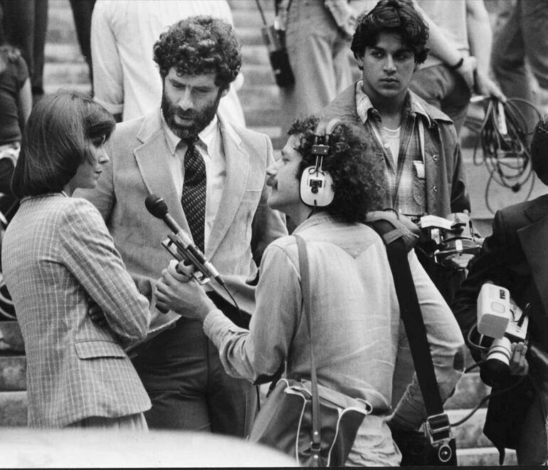 Jim Metzner, en Harvard Yard, hacia 1977, entrevistando a Kate Jackson & Elliot Gould.