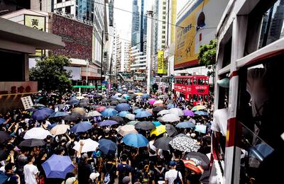 Munidos con paraguas, el emblema de las protestas prodemocráticas en Hong Kong, las manifestaciones volvieron a las calles.