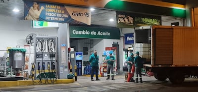 Playeros fueron fotografiados por un ciudadano cuando cargaban combustible de origen desconocido al tanque de la gasolinera, utilizando conos de tráfico como embudos, en Atenas (9° Proyectada) esquina Nuestra Señora de la Asunción de la capital.