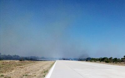 La humareda causada por el incendio se podía ver desde el aeropuerto de Fuerte Olimpo.