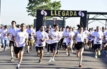 Corrida de asfalto en la Costanera de Asunción por el Día Mundial del Riñón.