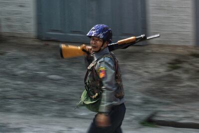 Un miembro de las fuerzas de seguridad birmanas portando una escopeta en el sitio de uno de los enfrentamientos entre manifestantes y las autoridades.