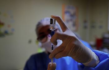 Una enfermera prepara una dosis de vacuna contra la covid-19, durante una jornada de inmunización en la isla de Taboga (Panamá).