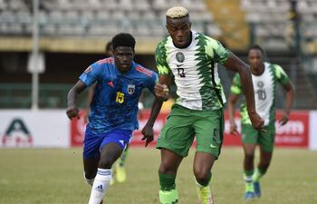 El nigeriano Victor Osimhen (d) se escapa de la marca de Paulo Fernandes, de Cabo Verde, durante el partido disputado ayer en Lagos.